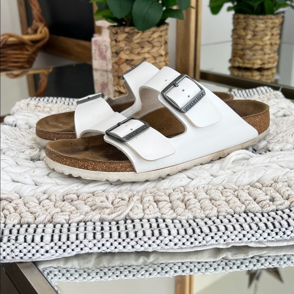 Birkenstock Arizona White Sandals with Silver Buckles. Women’s 39 or 8.5